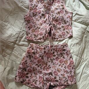 Adorable 2-Piece Floral Tapestry Short/Vest Set size small